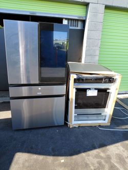 Un Combo De Una Estufa DeGas 5 Quemadores Y Un Refrijerador De Pantalla 4 Puertas SamsuNG Tres Meses De Garantia Se lleva El Mismo Dia
