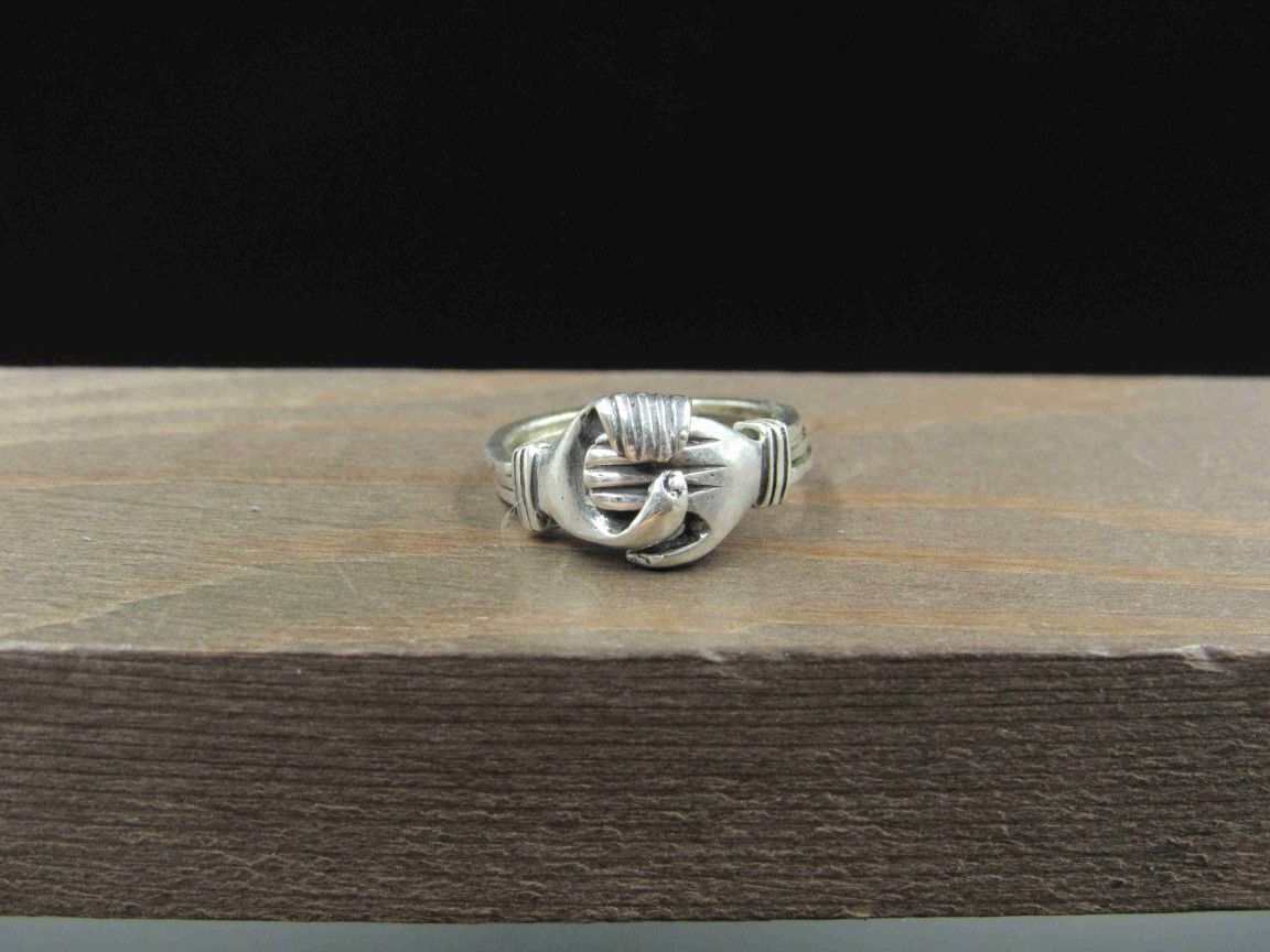 Size 5.75 Sterling Silver Holding Hands Heart Moving Band Ring Vintage