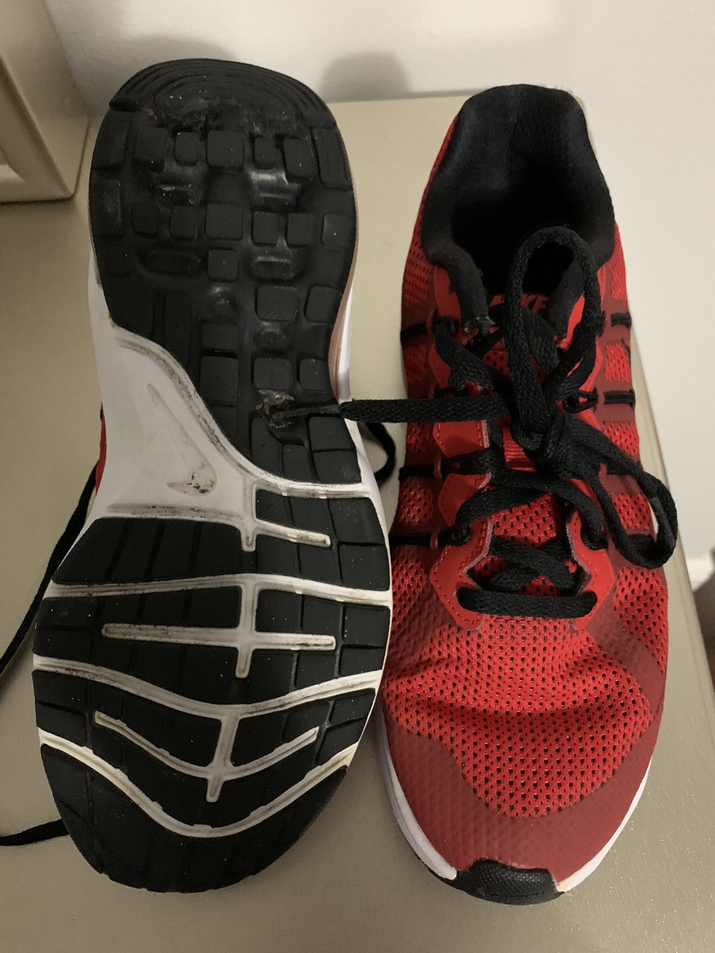 Nikes Size 5 MUST GO