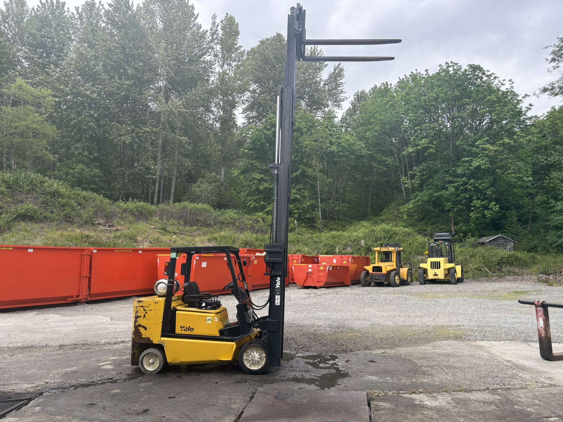 10,000lb, 4-stage mast, cushion tire forklift. Yale GLC100MGNGAQ086