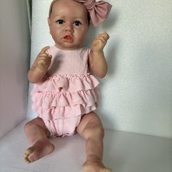  This 20” - 22” newborn baby doll features lifelike eyelashes and hyper realistic pigmentation,