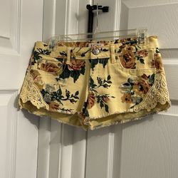 Junior’s MUDD Cotton, Spandex, Yellow Floral Print Stretch, Shorts With 2 Front & 2 Back Pockets..size 5