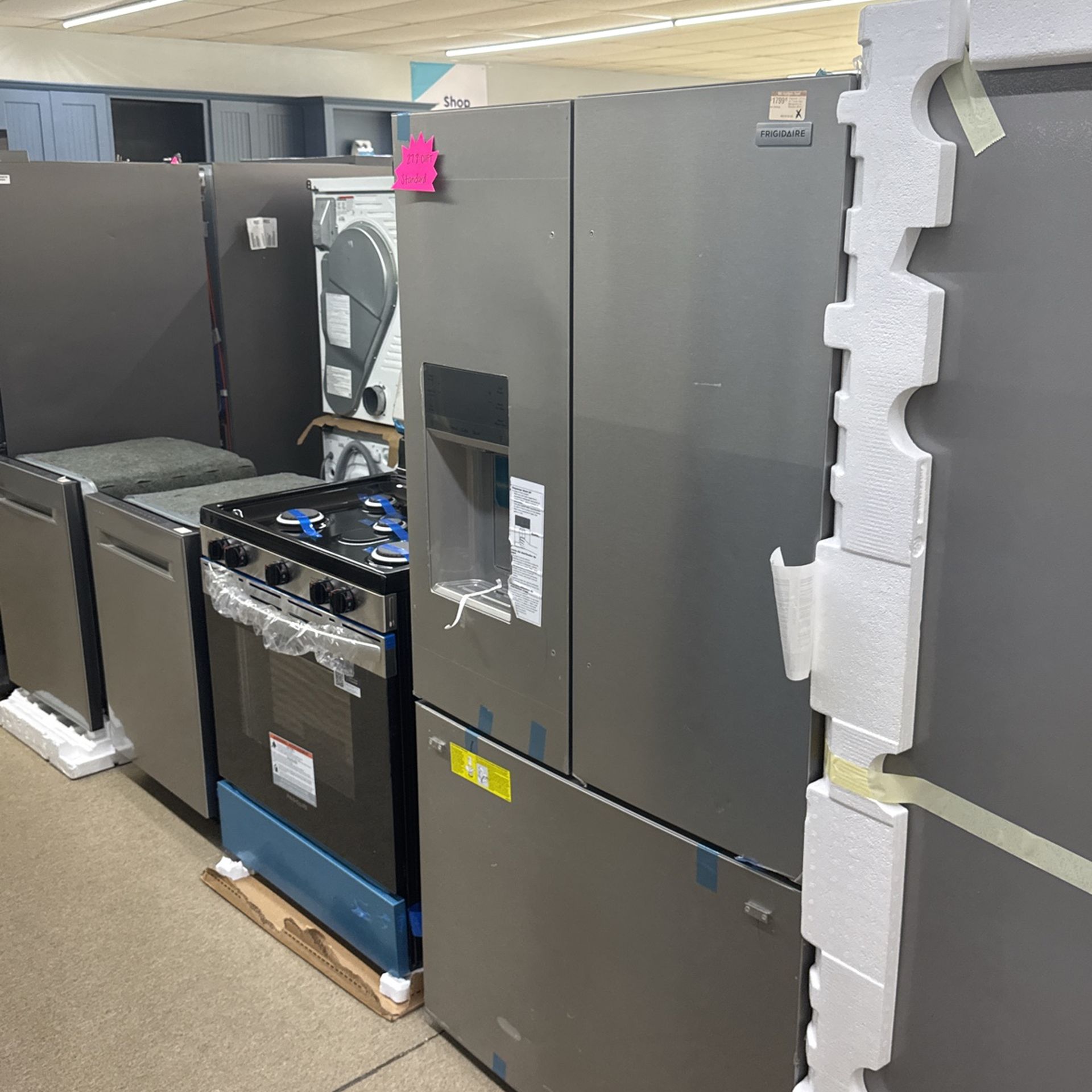 Frigidaire Kitchen package - Refrigerator, Gas stove , & dishwasher On Clearance! 🔥🔥