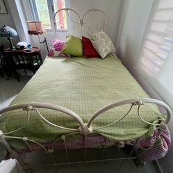 2 Two Vintage Full Iron Bed w/ Serta Mattress – Cama Camas