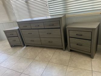 Dresser set in good condition