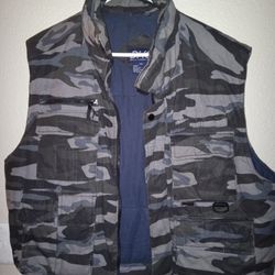 Duth Harbor Gear Men's Camo Vest Size