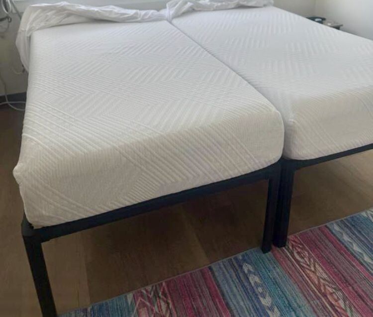 •••••(2) Twin Beds Like New •••••