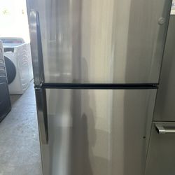 Brand New 21 Cubic Foot Stainless Refrigerator With Ice Maker 