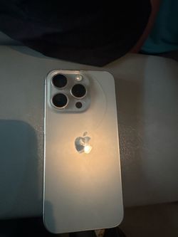 iPhone 15 cracked screen cracked back, turns on