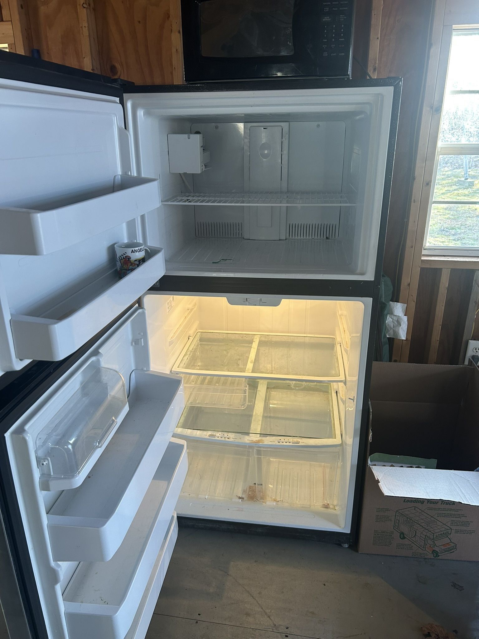 GE Refrigerator With Ice Maker