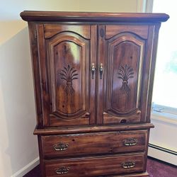 Colonial Bedroom Set With Adjustable Bed Frame And beauty Rest 