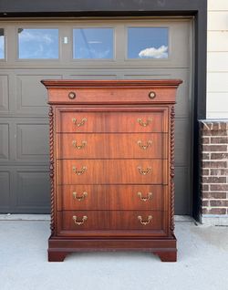 Beautiful Lexington Mahogany Dresser