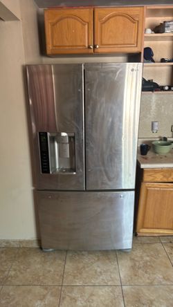 Tengo estos dos refrigeradores a la venta los dos sirven y la Lavadora todo por 250 o mejor oferta