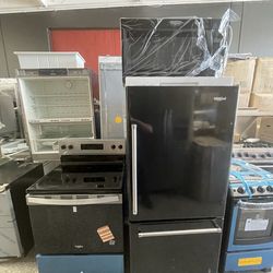 Whirlpool Kitchen Set • Refrigerator/ Microwave/Range Stove