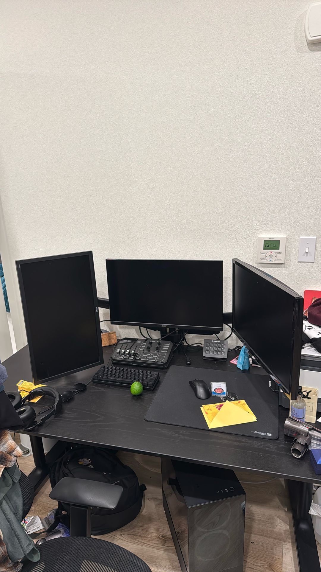 Triple Monitor Stand And Monitors 1 265 Hz 1 144 Hz And A 60 Hz