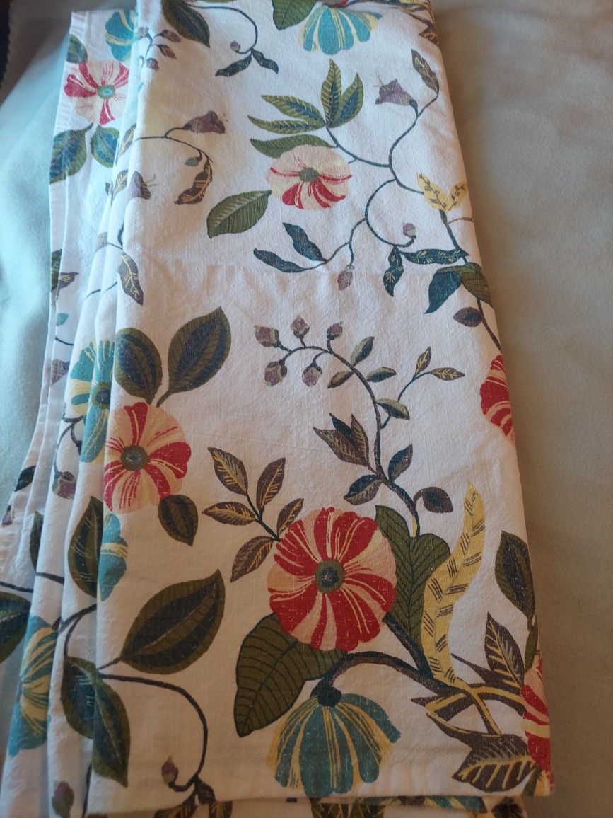 tablecloths for dining tables are made of cloth