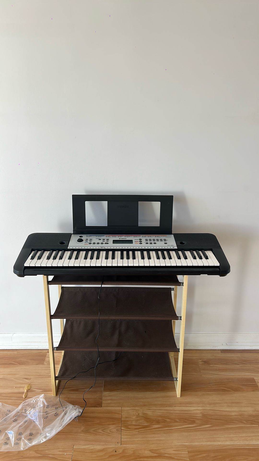 YAMAHA YPT260 61-Key Portable Keyboard with Power Adapter