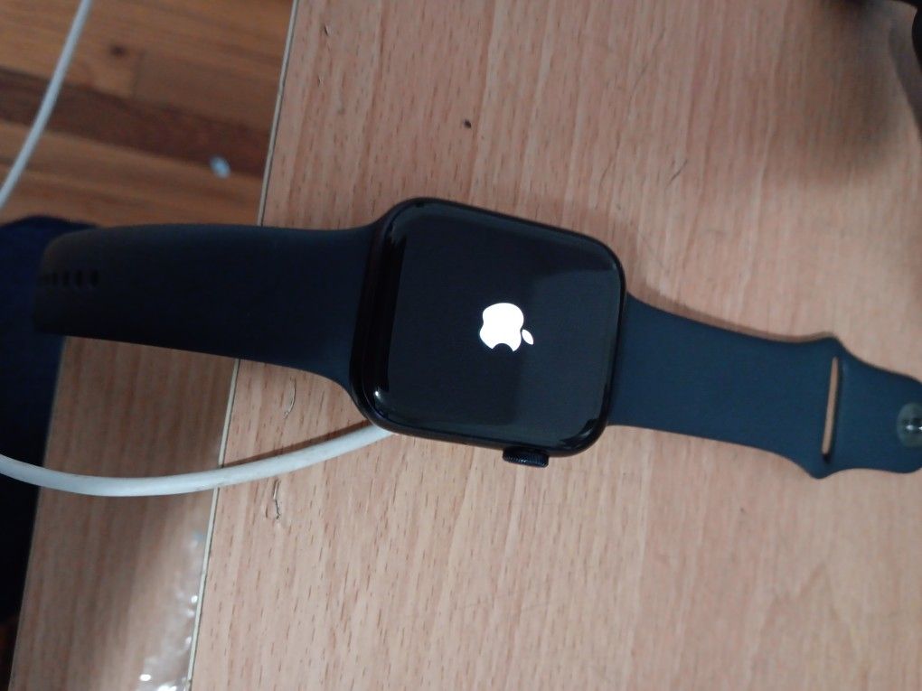 Apple Watch SE (GPS Cellular, 44mm) Renewed Series 1