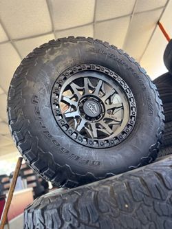 ✅📲Vendo set de rines nuevos 17x9 6-139.7 lunatic con llantas usadas 315/70/17 bf Goodrich
