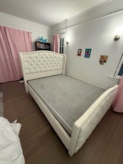 Like new tufted queen bed frame !