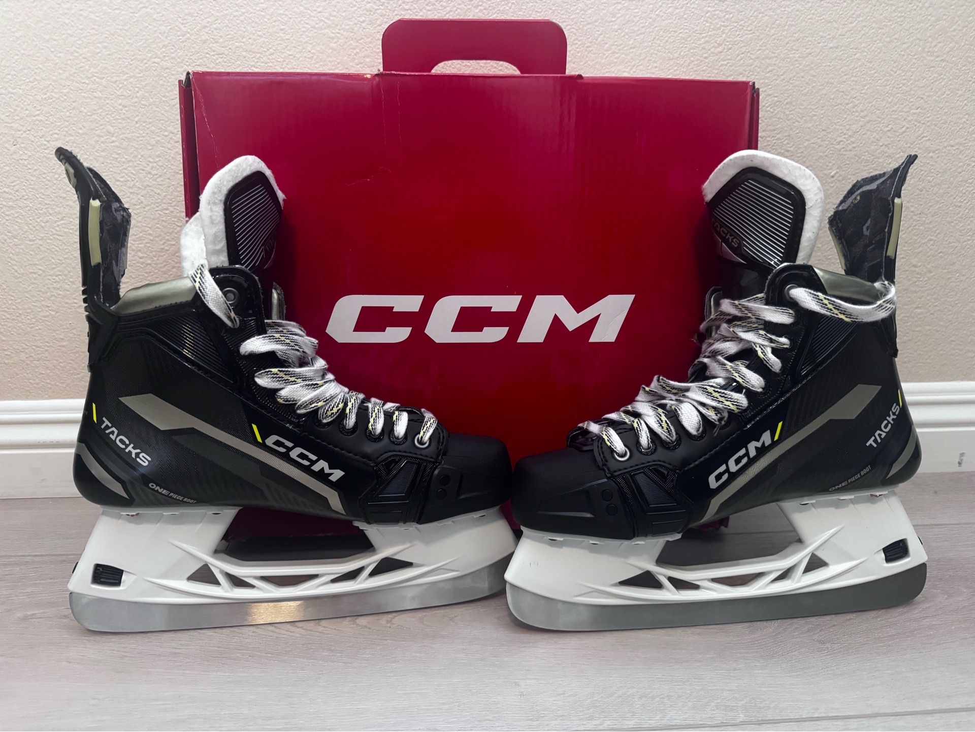 CCM TACKS CLASSIC SE ICE HOCKEY SKATES