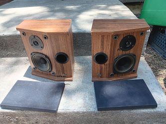 Dbx Bookshelf Speakers 8 inch by 5 inch by 10 inch tall sound nice