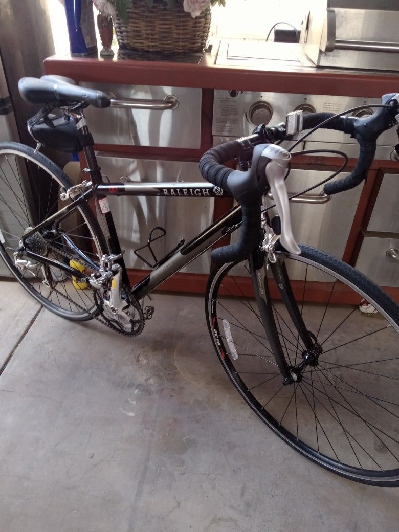 LIKE NEW BIKE RALEIGH CADENT TWO ZERO TIRES SIZE 700C FRAME SIZE SMALL