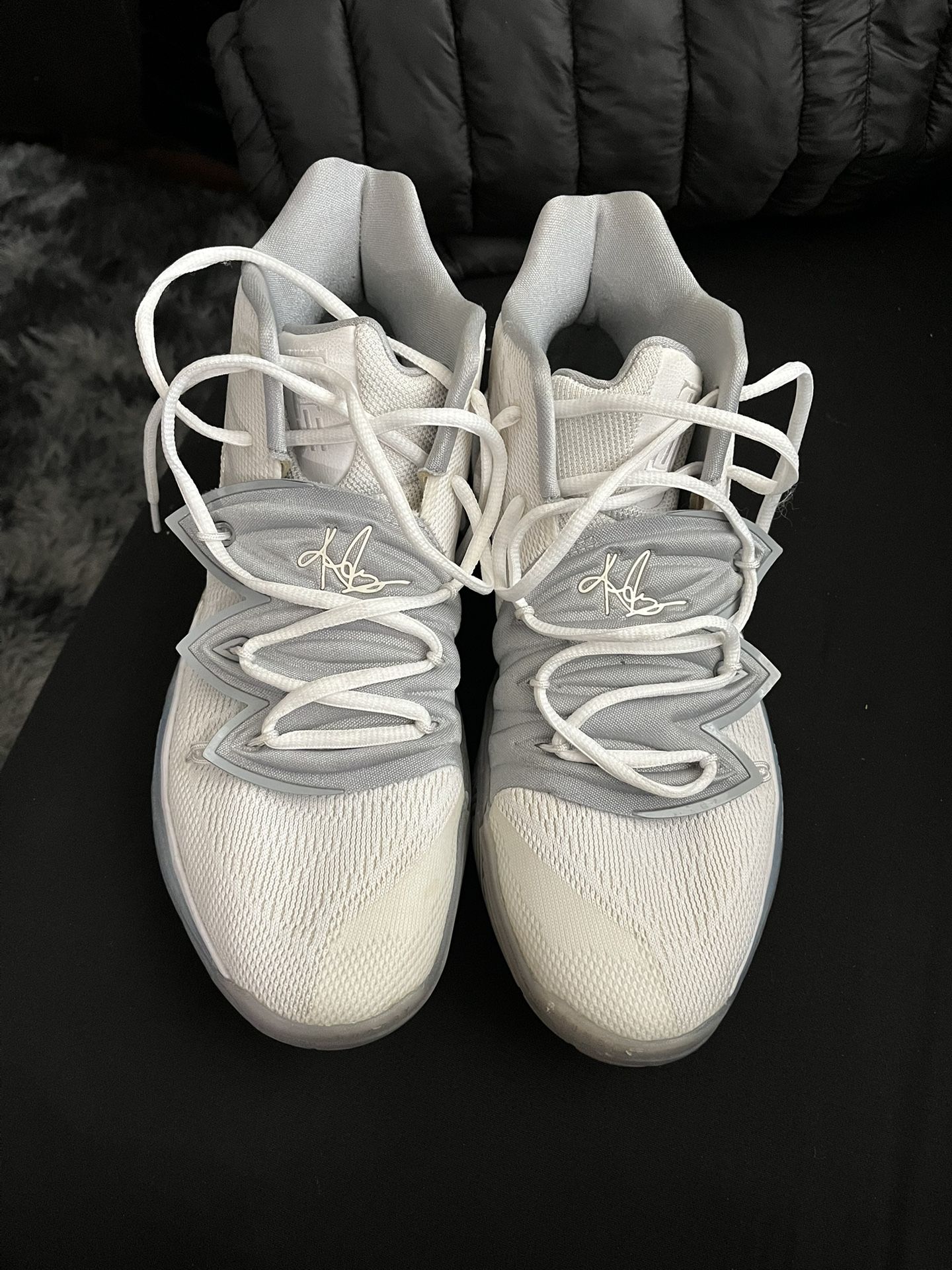 Nike Kyrie Irving Basketball Shoes Size 9.5 Men