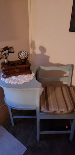 Gossip chair with phone