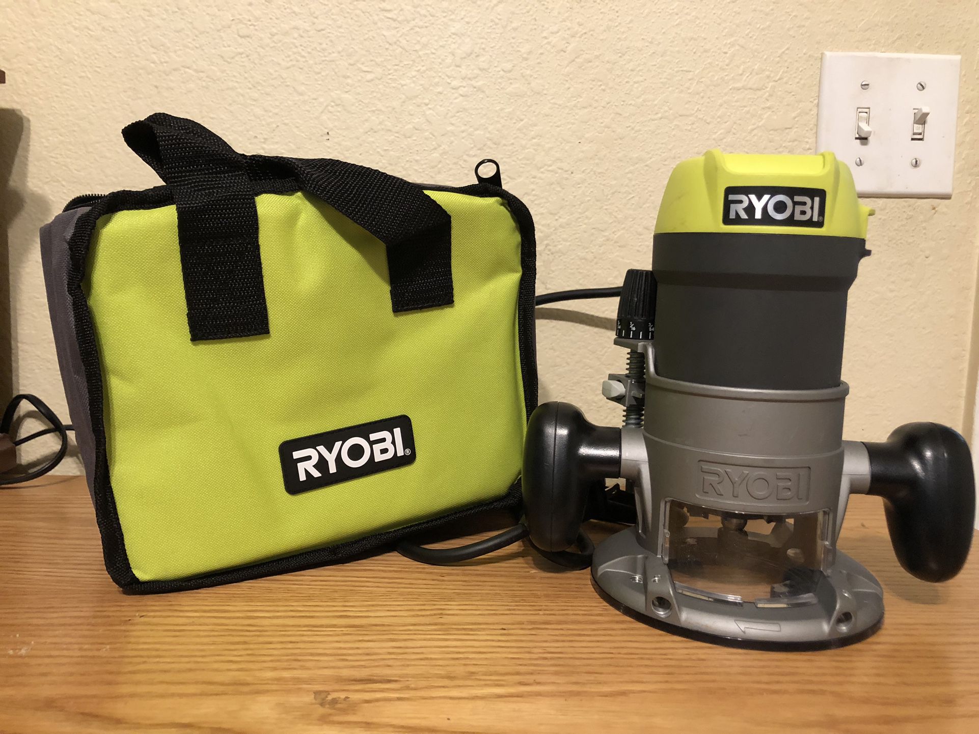 ryobi router electrico solo el router y la bolsa como se ve en las fotos