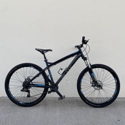 DIAMONDBACK MOUNTAIN BIKE /SIZE TIRES 27” /SIZE FRAME MEDIUM 