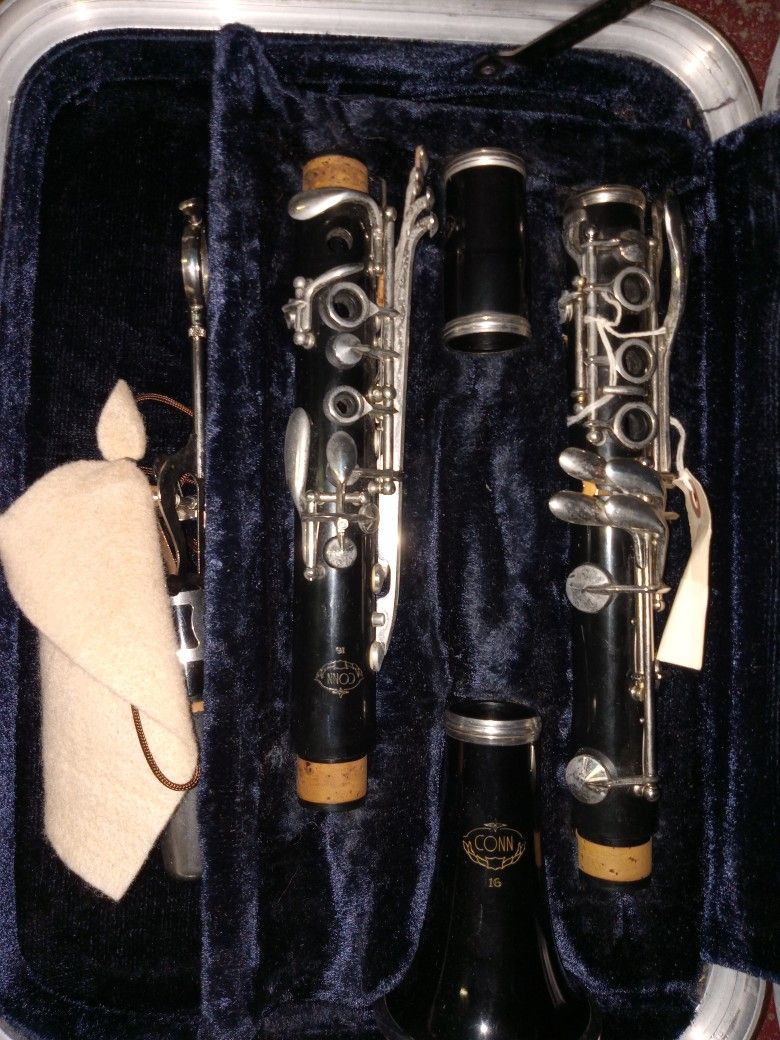 CONN CLARINET WITH CASE 