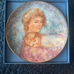 Edna Hibel Mother’s Day Plate 1984