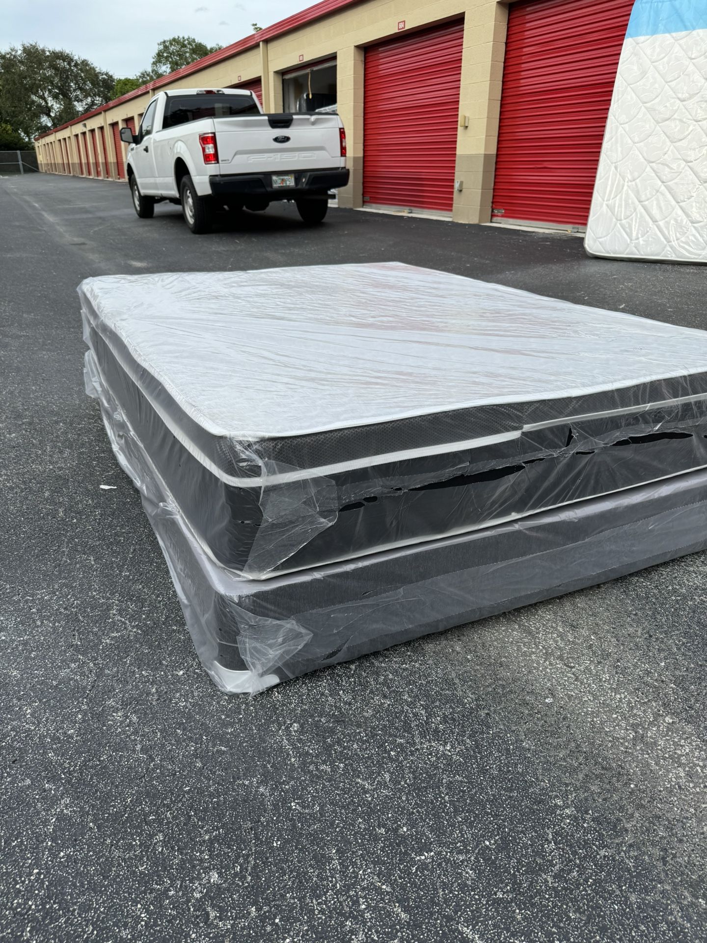 NEW Mattress Queen Size Pillowtop With Box Spring // Offer  🚚