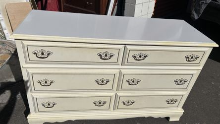 Bassett Vintage French Provincial six-drawer dresser off white/creamy L50”*D18”*H32”(address in description) 👇delivery 🚚 available within 15 miles w