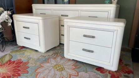 Gorgeous Drexel Heritage solid wood dresser set