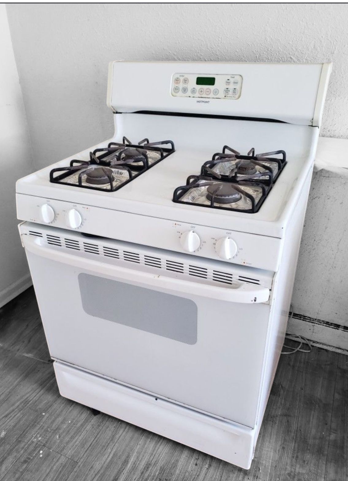 30” HOTPOINT GAS RANGE SEALED BURNERS W/ SELF CLEAN OVEN “WORKS GREAT’’