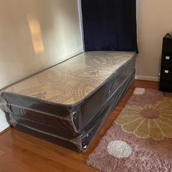Queen Mattress Come With  Free Delivery 🚚 To Reasonable Distance 