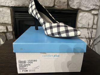 Women’s Black/White Comfort Plus Shoes Size 7.5