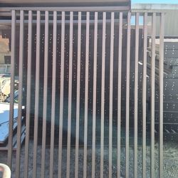 Modern Architectural Metal Panels (5.5’ x 5’) – High Quality, Quick Sale Paneles Metálicos Arquitectónicos Modernos (5.6’ x 6’) – Alta Calidad, Venta