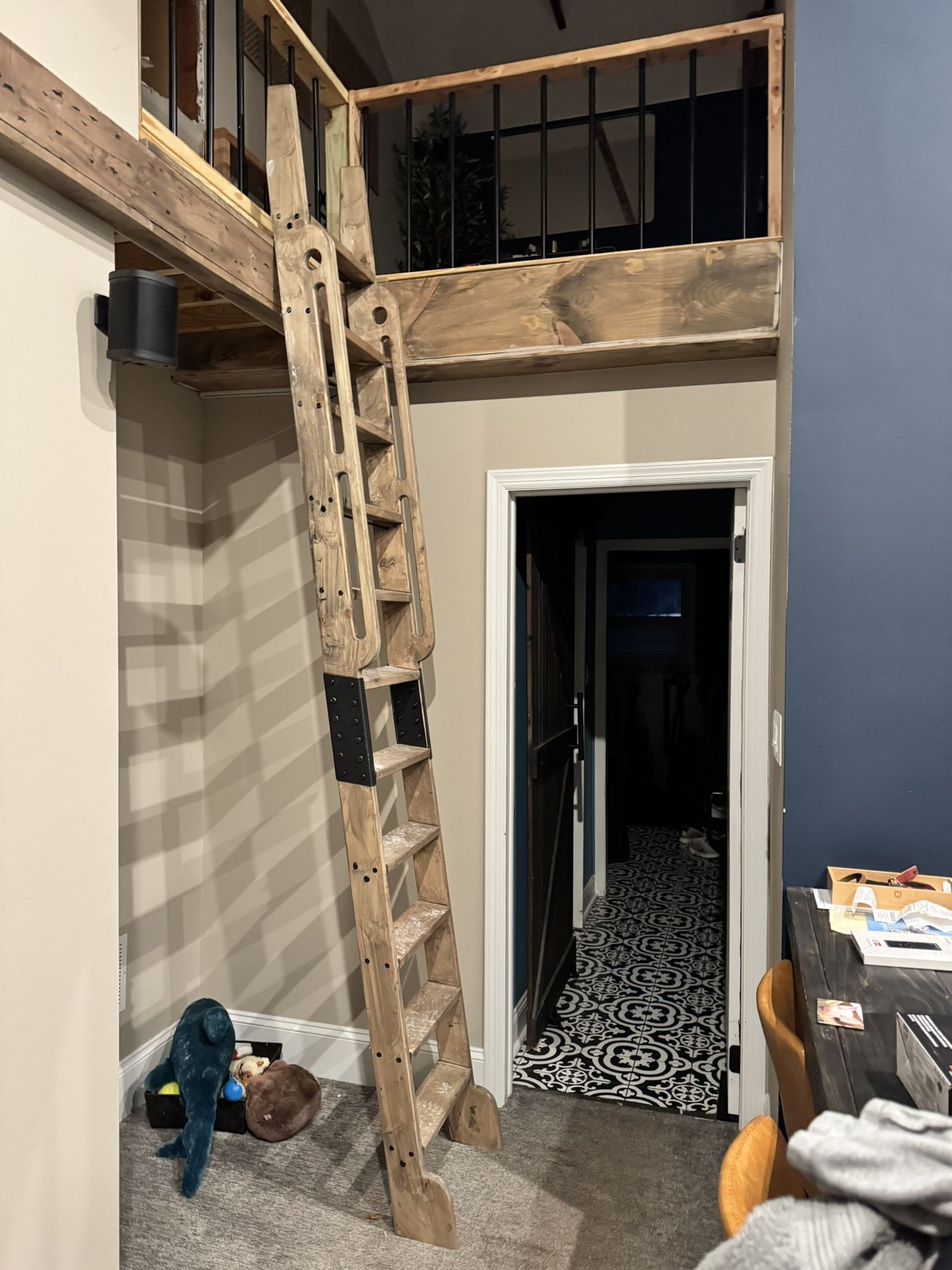 Wooden Ladder With Handle - 10 ft