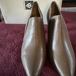 New Dark Taupe Size 8 Leather