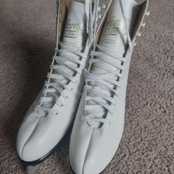 Size 9 Women’s Figure Skates