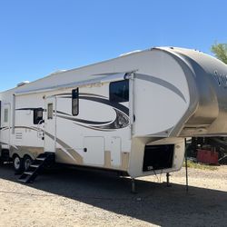 2015 Forest River Wild cat 32 Ft Fifth Wheel
