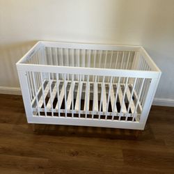 White Adjustable Crib - Great Condition 