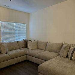 Spacious Modern Sectional Sofa – Excellent Condition