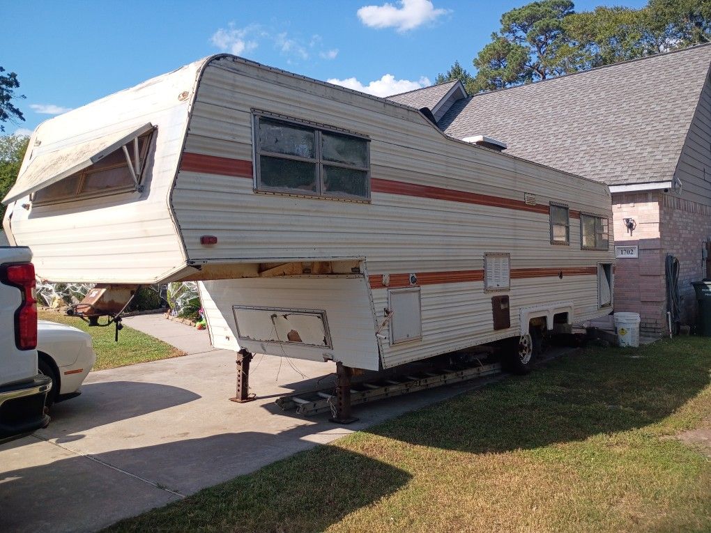 1983 Rawhide 5th Wheel Camper 
