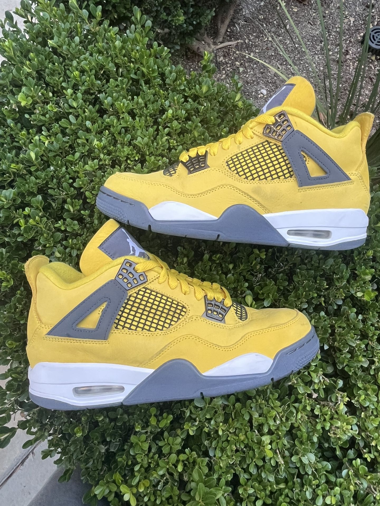 Size 9 - Jordan 4 Retro Mid Lightning