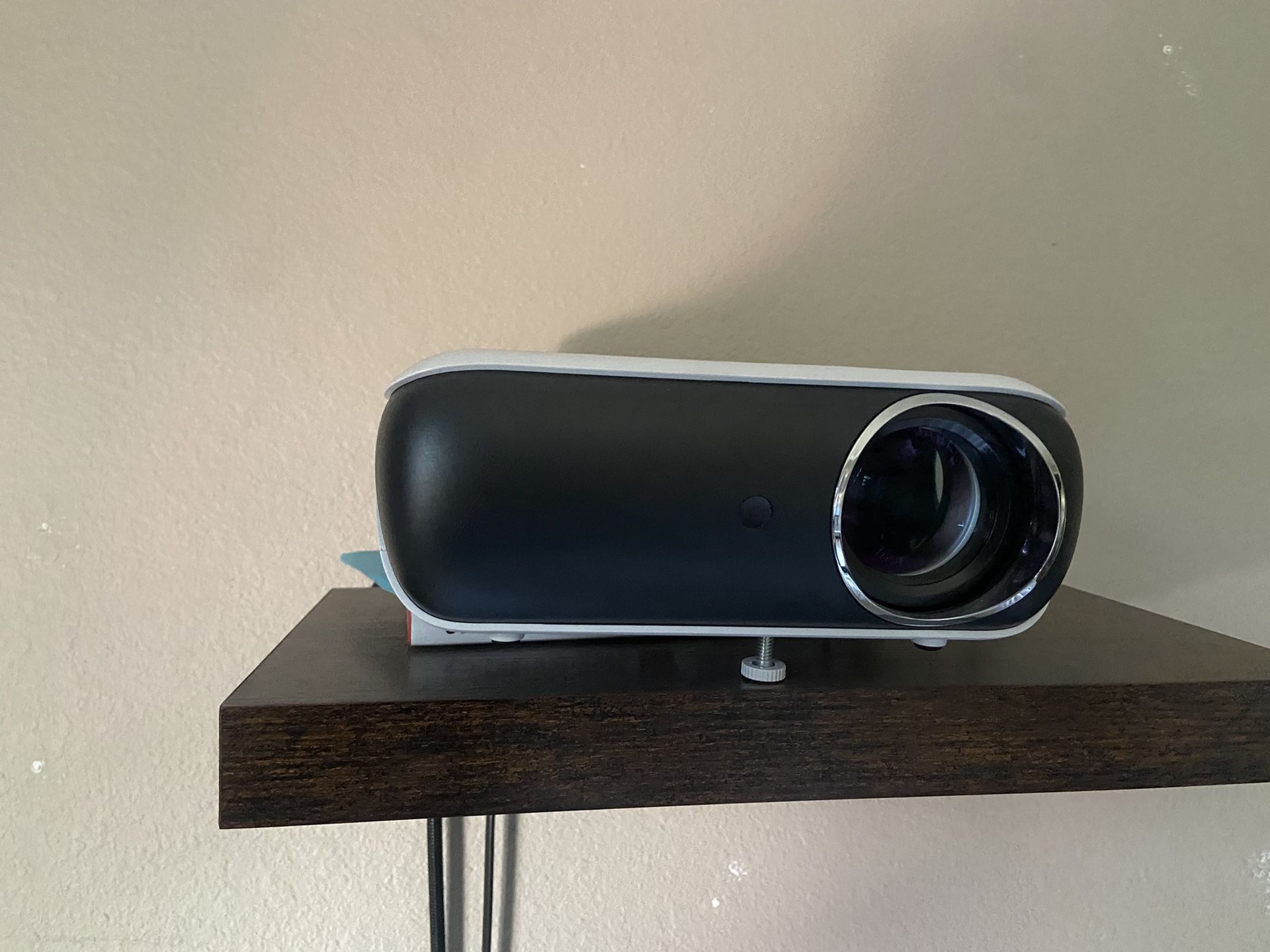 Projector: 1080p, Bluetooth, hdmi, photo compatible