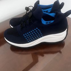 Woman’s Sneakers Size 7.5 Clean  7.00